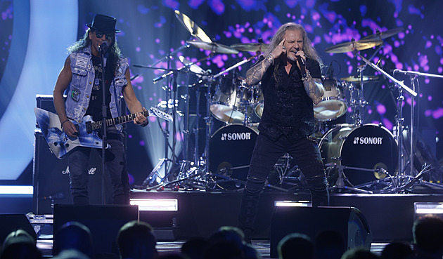 Podhradí Bouzova rozduní kapela Kabát.