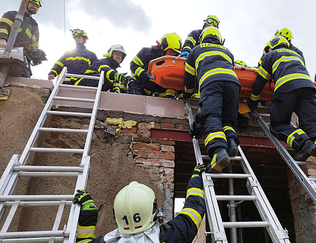 Na dělníky se zřítil štít domu. Jeden vyvázl s oděrkami, druhý je v nemocnici