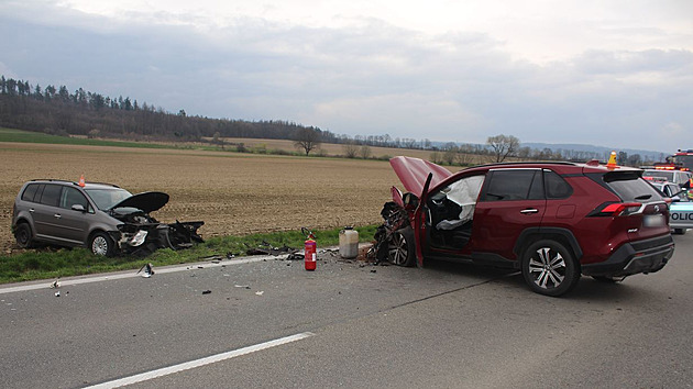 Žena při předjíždění vytlačila auto ze silnice, pak se srazila s protijedoucím