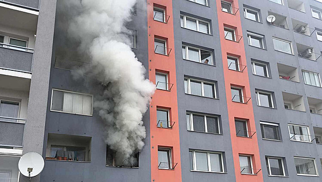 V Olomouci hořel byt v panelovém domě, tři lidé se nadýchali kouře