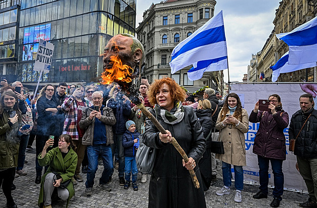 „Je to vrah.“ Lidé v Praze protestovali proti Putinovi, spálili jeho bustu