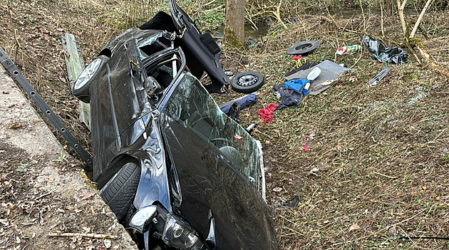 Auto sjelo do potoka, dva lidé se zranili. Pro muže letěl vrtulník