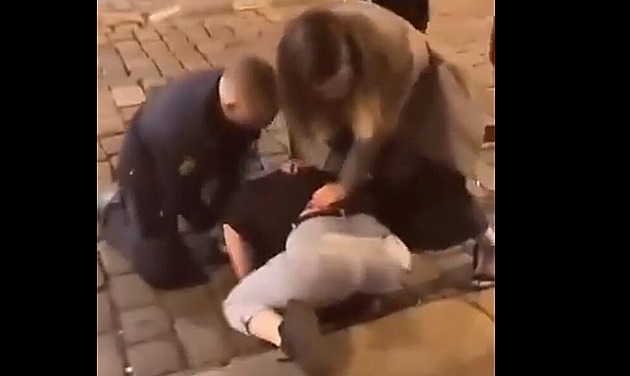 Opilé policisty, kteří napadli dívku před nočním barem, inspekce obvinila
