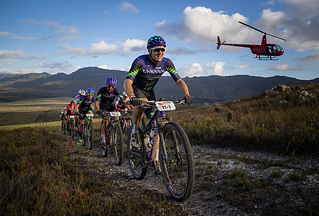 Stošek a Vakoč začali na Cape Epic patnáctým místem, vedou Schurter s Finim