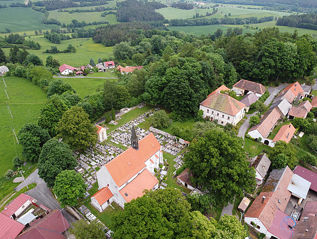 Faru v obci Dobr� na Strakonicku, kde dlouhá léta p�sobil Martin Franti�ek...