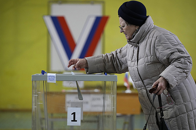 V Rusku hlasovala už téměř polovina voličů, web vládní strany napadli hackeři