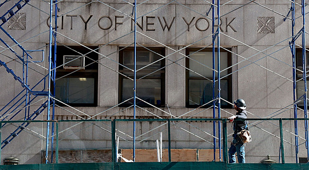 Ulice New Yorku plní nelegální lešení. Bojovat s ním bude umělá inteligence