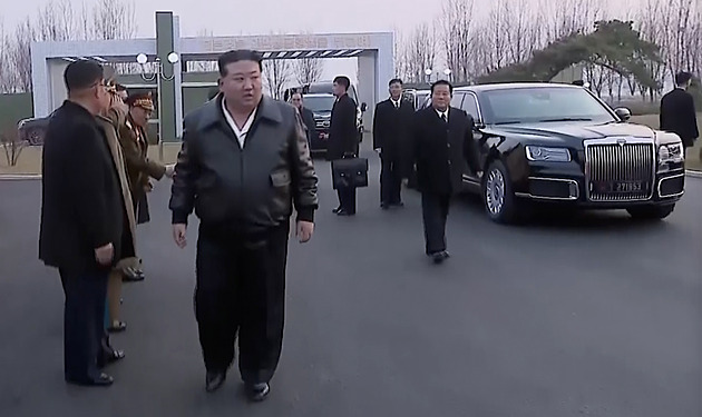 Naprosto spolehlivá, projel se Kim poprvé limuzínou, kterou mu daroval Putin