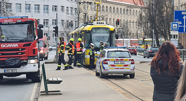 Tramvaj srazila v Plzni chodkyni, hrnula ji před sebou několik metrů