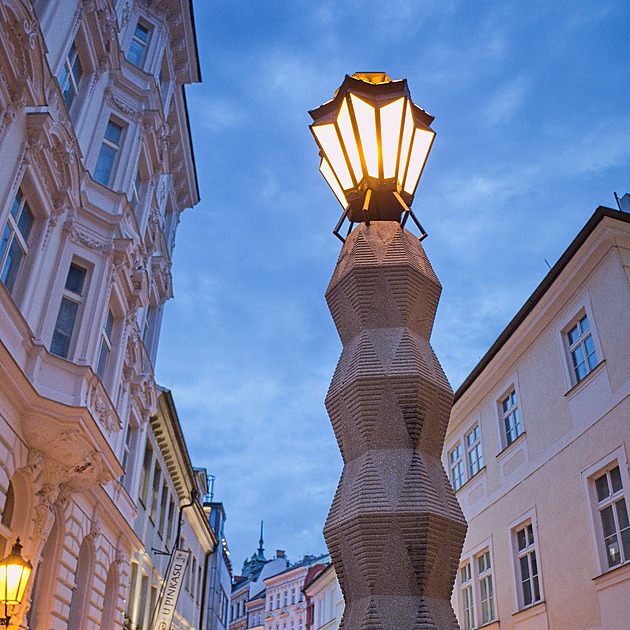 Spolenost THMP zprovoznila kubistickou lampu na Jungmannov námstí (18....