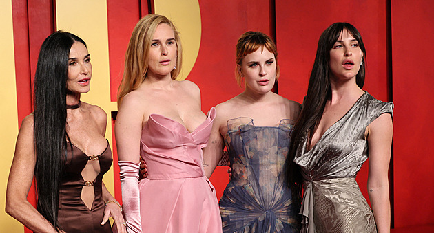 Móda z party po Oscarech: Demi Moore ukázala dcery, zpěvačky téměř vše