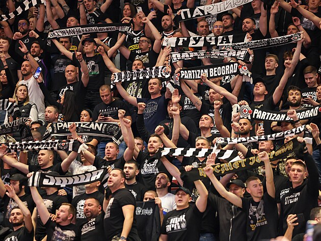 Fanou�ci b�lehradsk�ho Partizanu b�hem z�pasu Euroligy.
