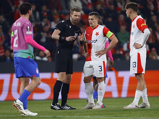 Hlavní sudí Glenn Nyberg cosi vysvětluje slávistickému kapitánovi Tomáši...