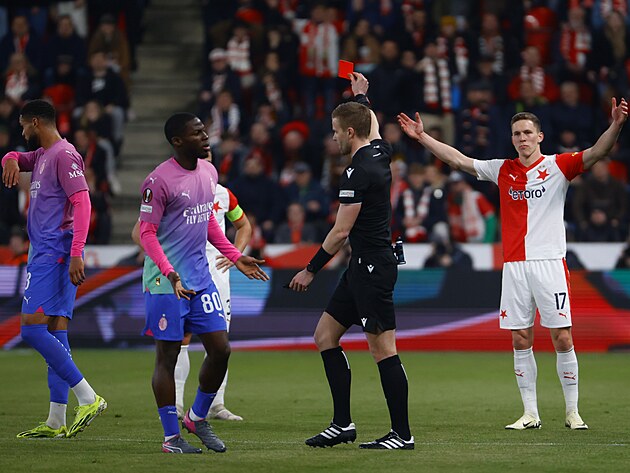 Sudí Glenn Nyberg ukazuje červenou kartu domácímu kapitánovi Tomáši Holešovi.