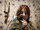 Ukrajinská voja�ka Vira s ocho�eným potkanem na front� v Don�cké oblasti (8....
