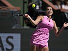 Bloruská tenistka Aryna Sabalenková hraje forhend bhem tvrtého kola Indian...