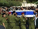 Izraeltí vojáci v Tel Avivu nesou rakev Josiho Avrahamiho, Izraelce, kterého...