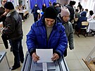 Lidé hlasují v ruských prezidentských volbách ve mst Kirovske v Doncké...