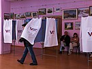 Lidé hlasují v ruských prezidentských volbách ve Staré Ladoze v Leningradské...