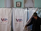 Lidé hlasují v ruských prezidentských volbách v obci Vyndin Ostrov v...