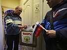 Lidé hlasují v ruských prezidentských volbách ve Staré Ladoze v Leningradské...