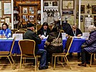 Lidé hlasují v ruských prezidentských volbách v obci Vidnoje v Moskevské...