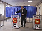 Lidé hlasuji v ruských prezidentských volbách v Mariupolu v Ruskem kontrolované...