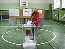 Mu vhazuje hlasovací lístek bhem prezidentských voleb v sibiském mst Omsk....