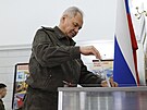 Ruský ministr obrany Sergej ojgu odevzdává hlasovací lístek ve volební...
