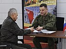 Ruský ministr obrany Sergej ojgu ve volební místnosti v Jiním vojenském...