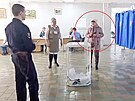 ena ve volební místnosti v Borisoglebsku na protest vylila zelenou barvu do...