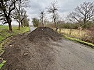 Nkolik metr ped pokozenm sekem je vytvoen val ze zeminy, aby tudy...