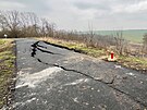 Roztren silnice mezi obcemi Dentice a Hoetice na hranici Chomutovska a...