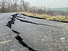 Roztren silnice mezi obcemi Dentice a Hoetice na hranici Chomutovska a...