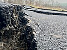 Roztren silnice mezi obcemi Dentice a Hoetice na hranici Chomutovska a...