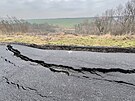 Roztren silnice mezi obcemi Dentice a Hoetice na hranici Chomutovska a...