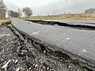 Roztren silnice mezi obcemi Dentice a Hoetice na hranici Chomutovska a...