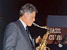 Bill Clinton v Redut zahrál na saxofon, který dostal darem od tehdejího...