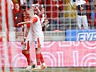 Mick Van Buren objímá Conrada Wallema, který zaídil tetí gól Slavie proti...