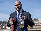 Ambasador Jií légr s medailemi pro nadcházející MS v hokeji.
