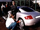 Leo� Mare� (v �ern�m) u sv�ho tehdej��ho vozu Audi TT