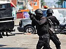 Haitská národní policie se pokouí udret poádek v hlavním mst...