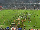 Chaos po utkání Trabzonsporu s Fenerbahce. Na trávník vlétli domácí fanouci a...