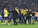 Chaos po utkání Trabzonsporu s Fenerbahce. Na trávník vlétli domácí fanouci a...