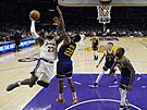 LeBron James (vlevo) z LA Lakers zakonuje v zápase proti Golden State.