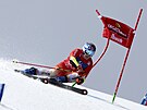 výcar Marco Odermatt jede první kolo obího slalomu v Saalbachu.
