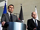 Francouzský prezident Emmanuel Macron (vlevo) a nmecký kanclé Olaf Scholz...
