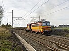 Lokomotivy 742.325 a 240.003 v ele vlaku Lv 53949 u stanice Horaovice...