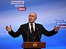 Ruský prezident Vladimir Putin hovoí pi návtv svého volebního tábu po...