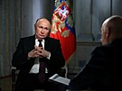Ruský prezident Vladimir Putin hovoí s generálním editelem mediální skupiny...